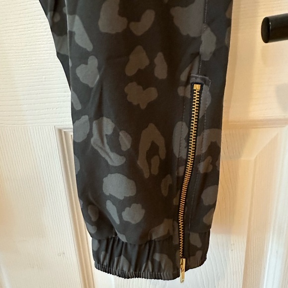 Albion Fit Animal Print Neutral Jetsetter Pants Joggers With Pockets Zipper - Picture 2 of 9